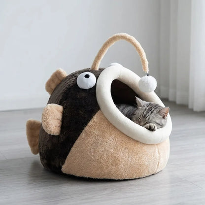 Gato durmiendo dentro de la cama pez